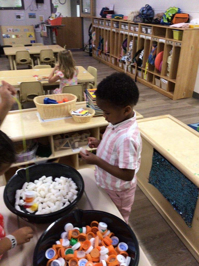 LittleEaglesCLA's tweet image. Toucans combined "Work Together Wednesday" and "Artsy Thursday" by creating a robot using 100% recyclable materials! Each worked on different parts of their group's robot, then worked together to complete the whole body of the robot! #RISDDreamBig #WOYC26 #FutureEngineers