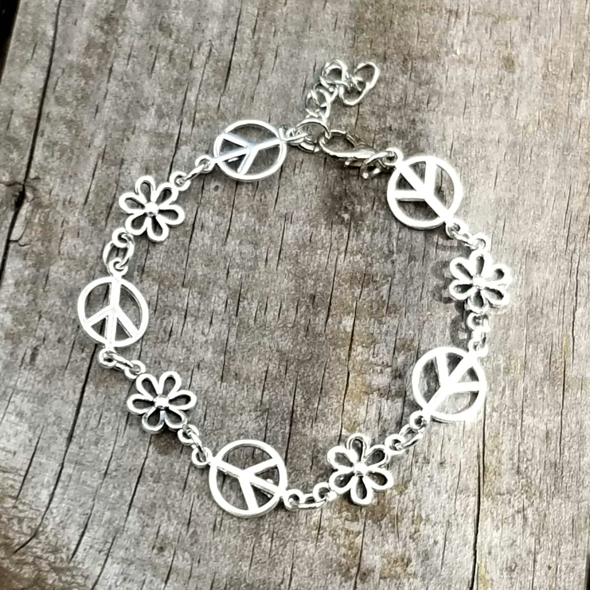 TrendingNowGift's tweet image. Silver Peace Sign Flower Charm Bracelet #jewelry #bracelet #peace #peacesign #peacejewelry #flowerpower #70s #hippie #boho #bohemian #handmadejewelry #handmadegift #Mothersday #mothersdaygift #giftforher #etsy

 etsy.me/3JaEcRU via @Etsy