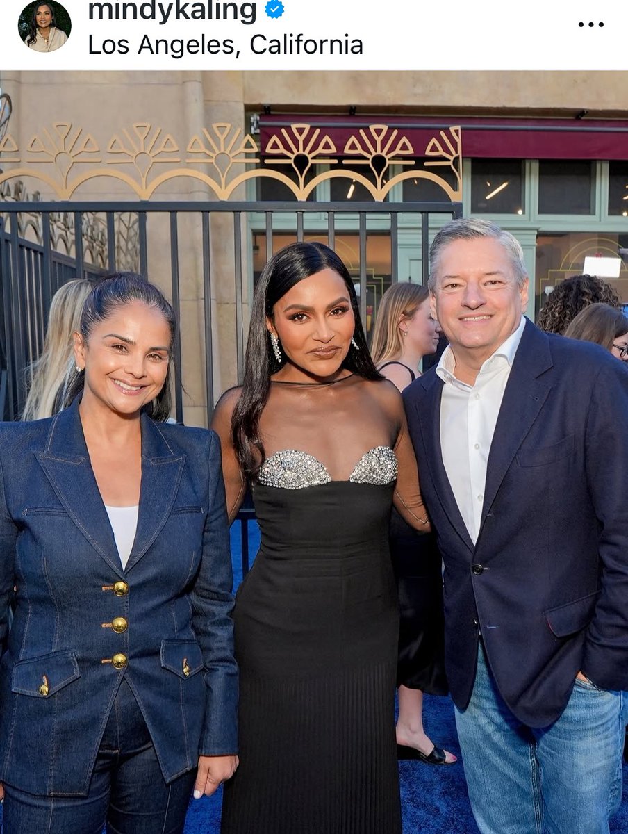 ChiccoseDOC's tweet image. perfetto total white🤍 asimmetrico di “BrandonMaxwell”, la collega attrice, anche ideatrice del racconto ad episodi ora di ritorno.. #MindyKaling, vista a sua volta all’anteprima di lancio del colosso di streaming, anche al fianco del suo uomo-simbolo #TedSarandos.. vestita nel