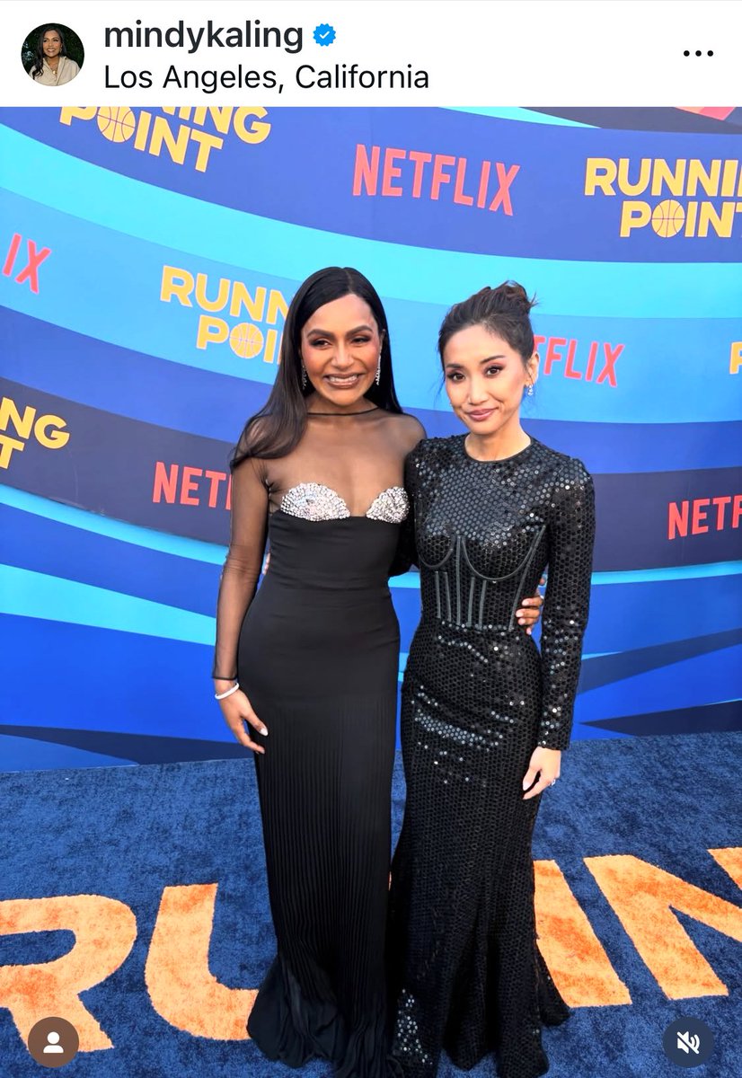 ChiccoseDOC's tweet image. perfetto total white🤍 asimmetrico di “BrandonMaxwell”, la collega attrice, anche ideatrice del racconto ad episodi ora di ritorno.. #MindyKaling, vista a sua volta all’anteprima di lancio del colosso di streaming, anche al fianco del suo uomo-simbolo #TedSarandos.. vestita nel