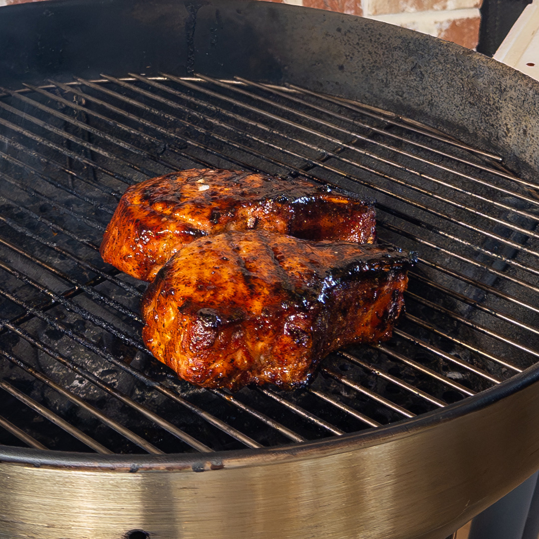 HeathRilesBBQ's tweet image. Pork chops… but done right. 🔥
Juicy every time.

Check out my new recipe video: youtu.be/8SYRc4O6xIo

#BBQ #PorkChops #Grilling #BBQTips