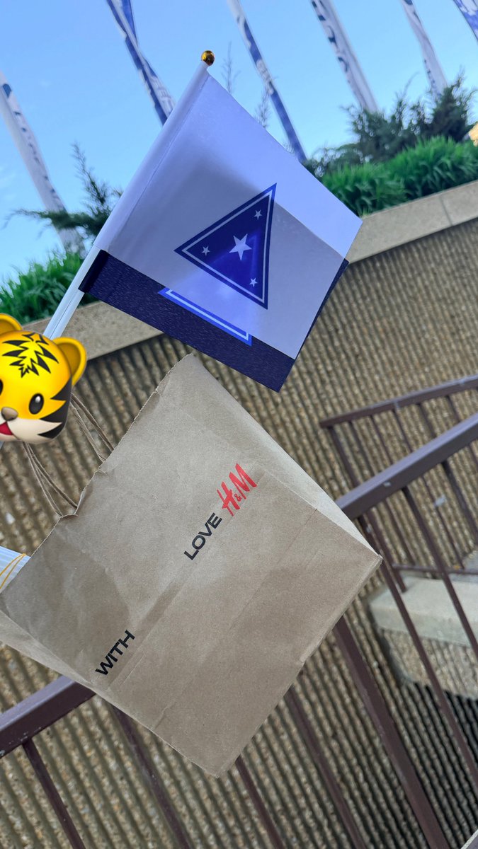 UniqueMoment_'s tweet photo. Hi everyone, this is UNIQUE MOMENT!

I’m currently outside the Scope Arena for the Virginia International Tattoo! 

I’ll start handing out a limited number of supporter flags from 4:30 PM.

If you see me holding this paper bag, please feel free to come over and grab one!

#VirginiaInternationalTattoo
#호시 #세븐틴 #HOSHI #SEVENTEEN #ホシ