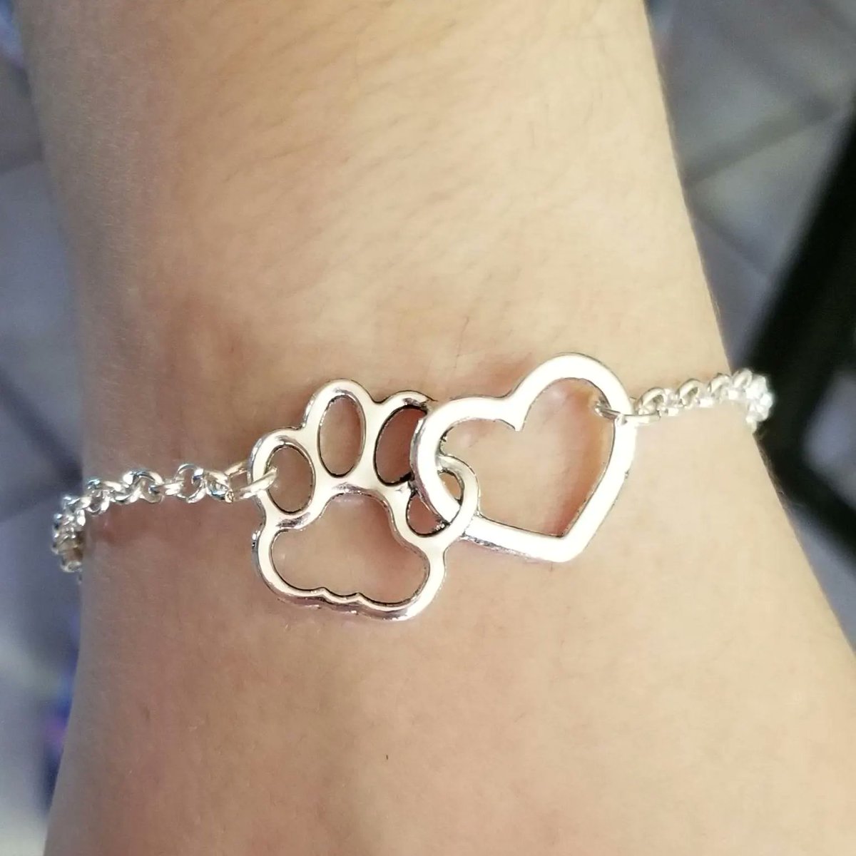 TrendingNowGift's tweet image. Silver Open Heart and Paw Print Bracelet #jewelry #bracelet #dog #dogs #doglover #dogrescue #dogmom #handmadejewelry #handmadebracelet #Mothersday #mothersdaygift #giftforher #etsy

 etsy.me/406AFst via @Etsy