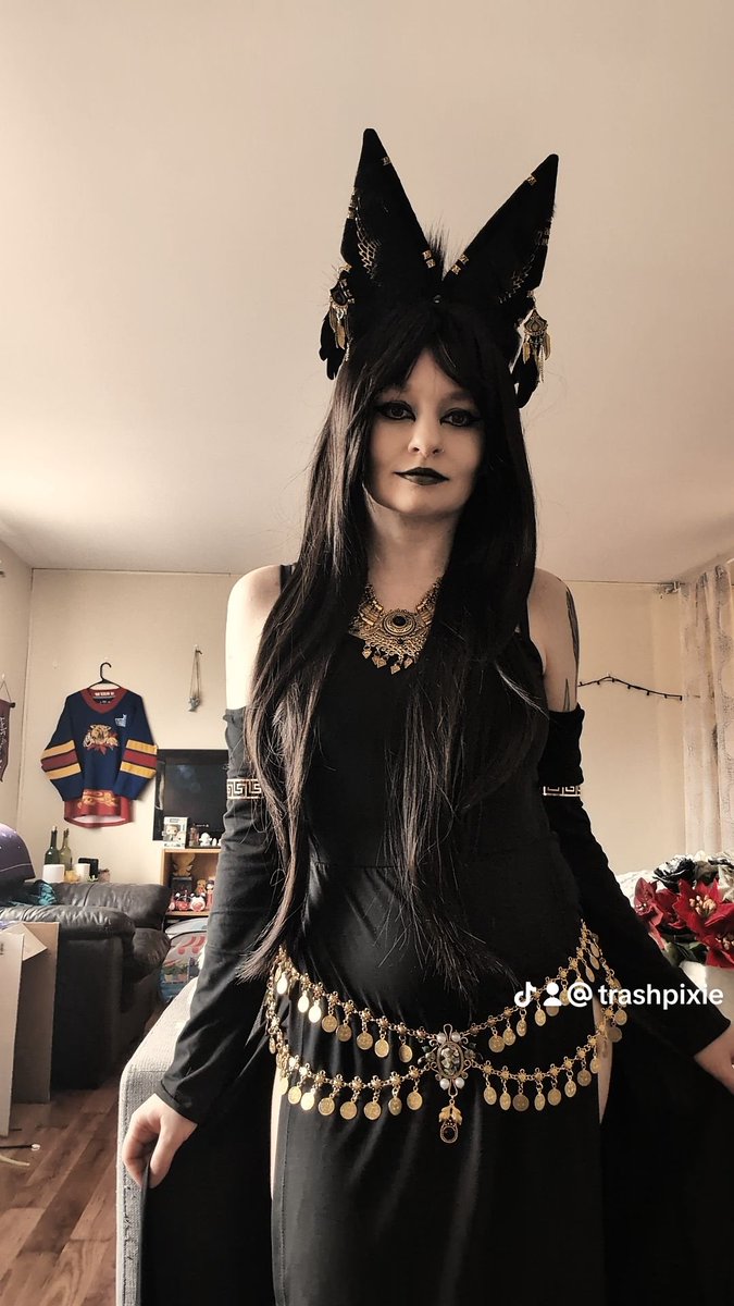 TrashPixie_'s tweet image. My stuff for my Anubis cosplay came in and I love how it looks #cosplay #Anubis #makeup