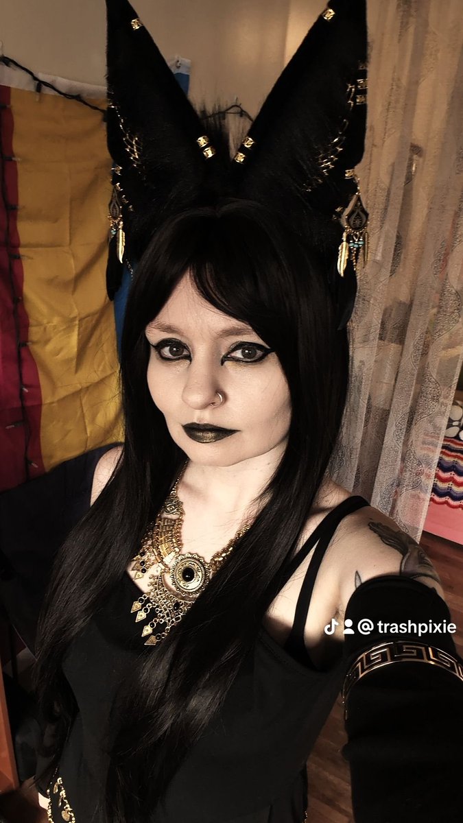 TrashPixie_'s tweet image. My stuff for my Anubis cosplay came in and I love how it looks #cosplay #Anubis #makeup
