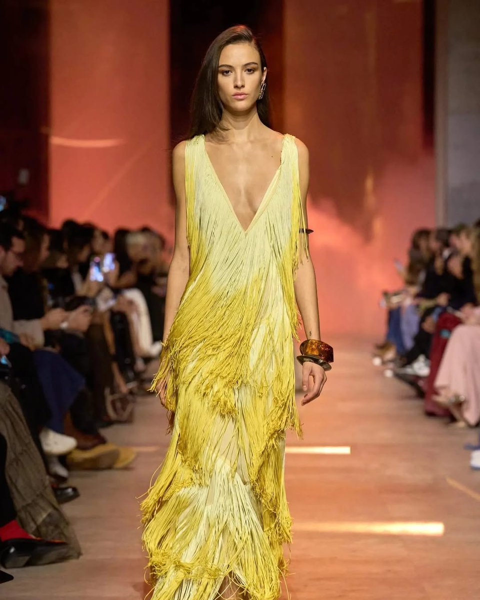 RevistaEliteqr's tweet image. Primavera-Verano 2026 redefine la moda con volumen, textura y movimiento que celebran la expresión sin límites. ✨🌸
Una temporada donde el estilo cobra vida. ¿Te atreves a llevarla?

#FashionTrends #PrimaveraVerano2026 #LuxuryStyle #Moda 

revistaelitemx.com/primavera-vera…