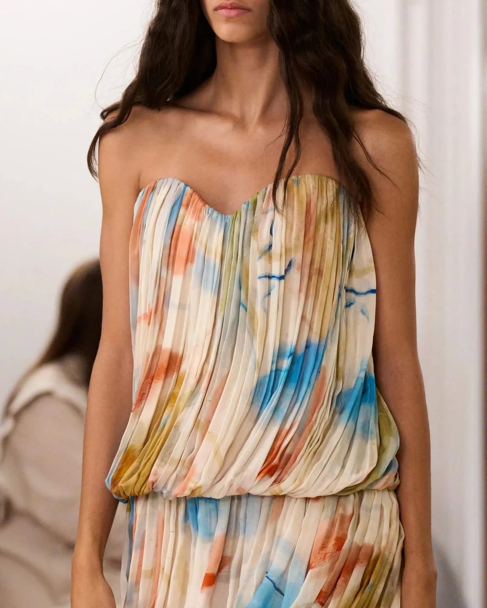 RevistaEliteqr's tweet image. Primavera-Verano 2026 redefine la moda con volumen, textura y movimiento que celebran la expresión sin límites. ✨🌸
Una temporada donde el estilo cobra vida. ¿Te atreves a llevarla?

#FashionTrends #PrimaveraVerano2026 #LuxuryStyle #Moda 

revistaelitemx.com/primavera-vera…