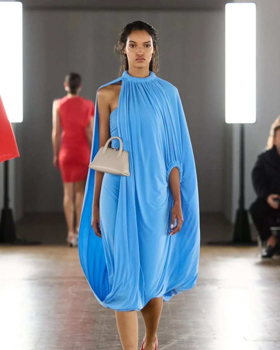 RevistaEliteqr's tweet image. Primavera-Verano 2026 redefine la moda con volumen, textura y movimiento que celebran la expresión sin límites. ✨🌸
Una temporada donde el estilo cobra vida. ¿Te atreves a llevarla?

#FashionTrends #PrimaveraVerano2026 #LuxuryStyle #Moda 

revistaelitemx.com/primavera-vera…