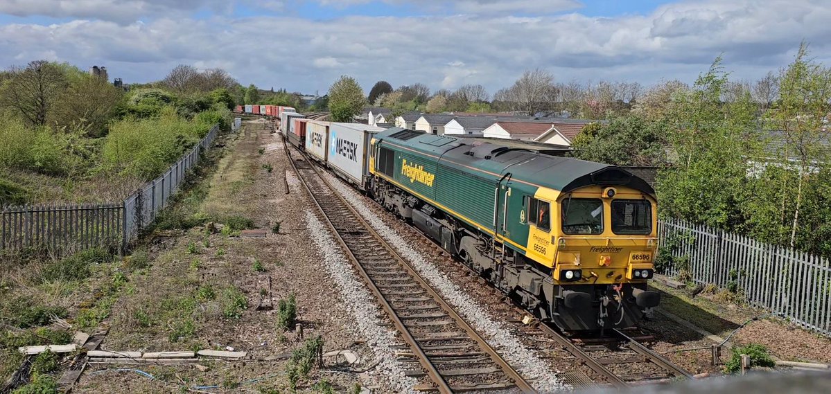 Harrod15S's tweet image. 66596 snaking out of Kilnhirst through Mexborough Jct this afternoon 16/4/26 working 4L73 Tinsley Intermodal Term to London Gateway Freightliner (thanks for the toot 👍) #class66 #trains #freightliner #Mexborough