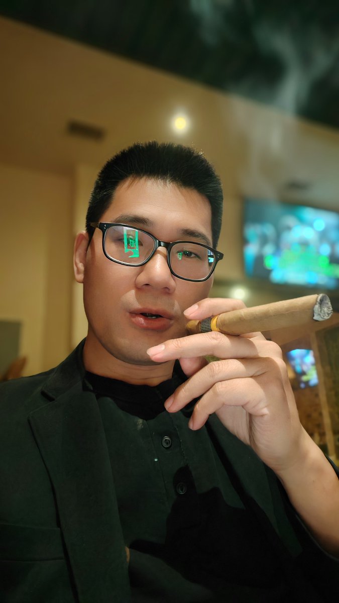 ikeliu2000's tweet photo. enjoy cigar in LA https://t.co/re542mzRtV
