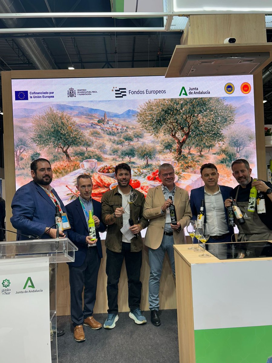 DOSierraMagina's tweet photo. Hemos finalizado hoy Salón Gourmets y compartimos las últimas imágenes de las catas y maridajes realizadas con las figuras de calidad diferenciada de Jaén y otras DOP nacionales en el Túnel del Aceite 
Hasta el próximo año 😊 https://t.co/Et9BD3mlr3