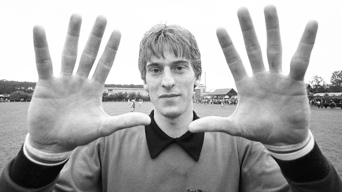 ich erinnere mich an die Sport BILD wo Uli Stein seine xmal gebrochenen Finger zeigte, hat das jemand? #HSV