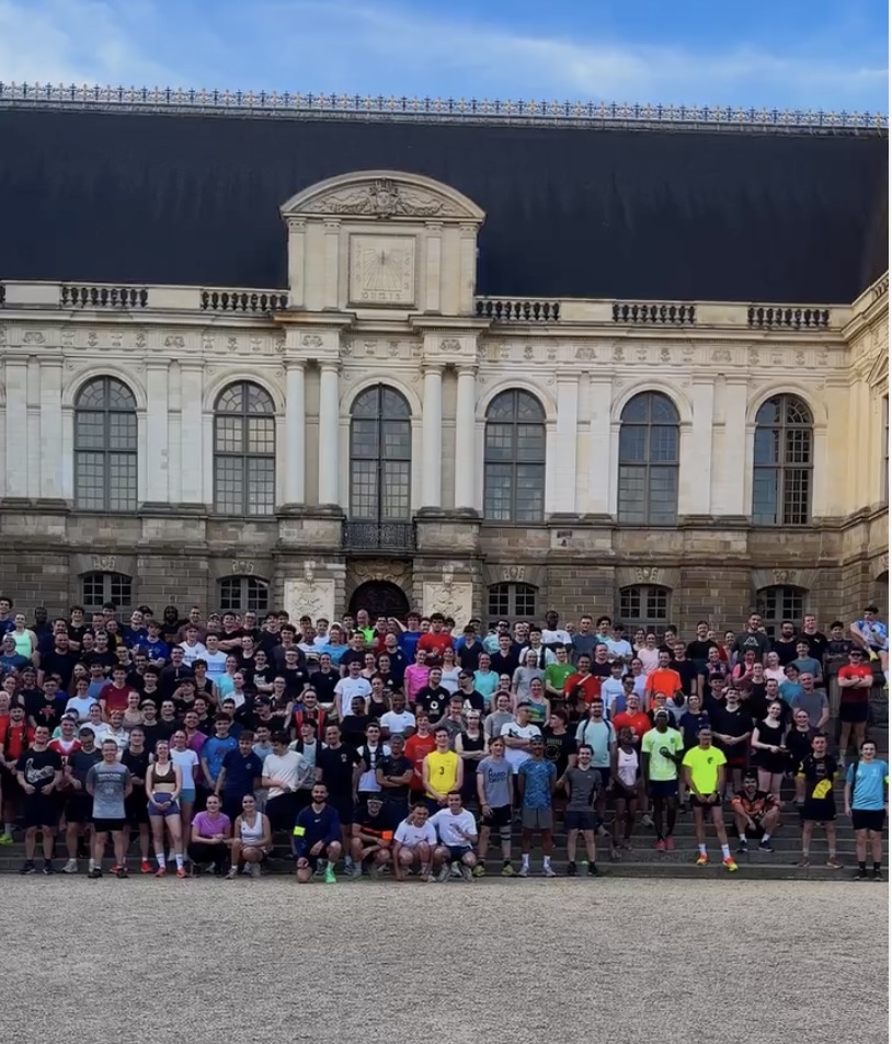 RAutrement's tweet photo. À Rennes, Run Zone rassemble jusqu’à 300 coureurs chaque mardi soir. Un phénomène social, entre sport, sécurité et convivialité #RunZone #Rennes #Running #CourseAPied #SportSocial #RunCrew à lire https://t.co/DJQWnXth4Z https://t.co/KVh0eqwVQ7