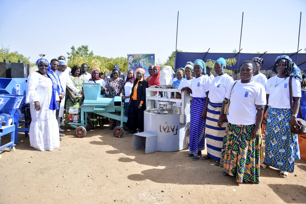 PnudTogo's tweet image. La seconde cérémonie organisée au siège du @refedsavanes, une centaine de femmes organisée en coopératives, ont été dotées de divers équipements agricoles d'une valeur de 100 millions de FCFA dans le cadre du projet "Facilité de prévention pour le Golfe de Guinée" du #PNUD.
