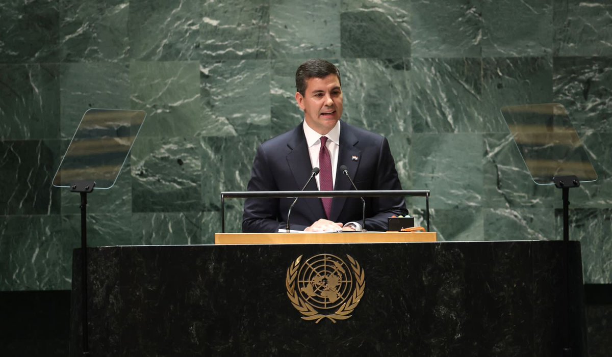 KieseCarlos's tweet photo. Se acuerdan cuando desde HC decían que Santi era un regalo de Dios para el Paraguay
Que dicen hoy el comando del poder::Dios ,Patria y Familia.
Solamente la frase del economista, la heladera vacía, tan simple y contundente hizo añicos al gobierno cartista
Ahora es lejos de Santi https://t.co/ievEA5oi6I