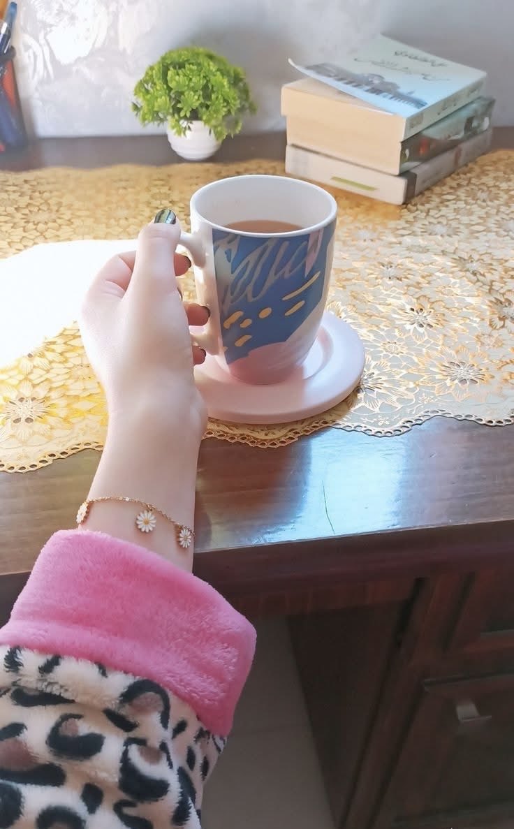 ⚫️ عادت ڈالیں کہ کسی چیز کی عادت نہ ڈالیں۔

 کسی بھی چیز،کسی شخص،کسی جگہ
کسی آوازیاکسی گفتگوکی عادت نہ ڈالیں،
 تاکہ جب وہ چیزیں آپکوچھوڑکرچلی جائیں
لوگ آپ سےکنارہ کشی اختیارکر لیں
اورجگہیں بدل جائیں
توآپکو تکلیف نہ ہو۔ 
آپکی روح کی گہرائیوں میں آپکاقتل نہ ہو۔

شب بخیر 🌙