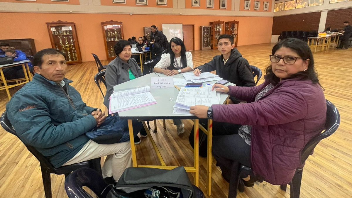 EducacionZ9_Ec's tweet photo. Fortalecemos el #BachilleratoTécnico con jornadas de intercambio de experiencias de los contenidos de la nueva oferta formativa. Durante el evento, la subsecretaria María José Moyano reconoció la labor de los docentes técnicos en conmemoración del #DíaDelMaestro.

#ElNuevoEcuador https://t.co/fitYGKD3Sg