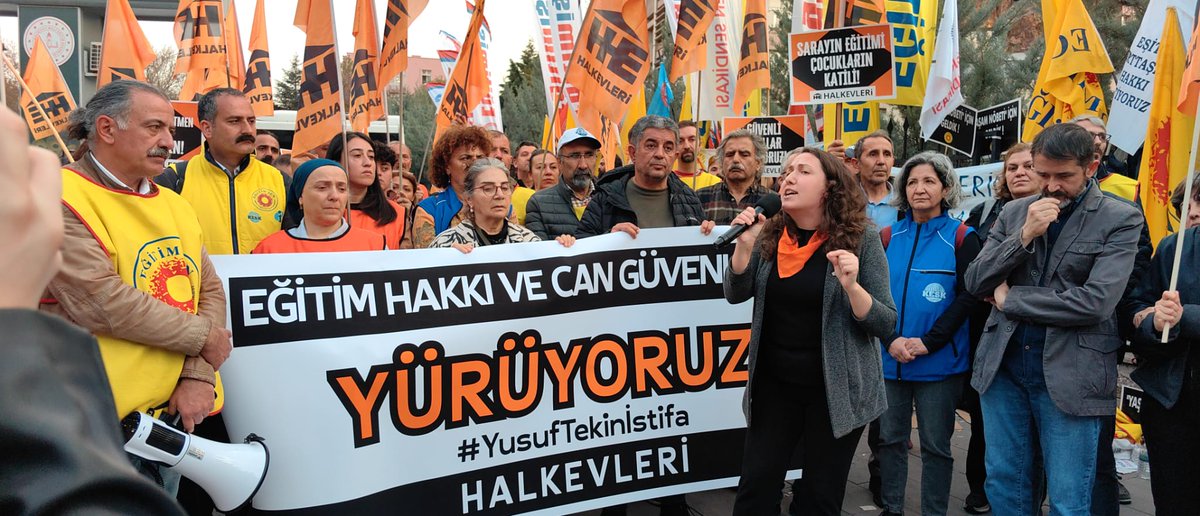 egitimsen's tweet photo. 🔴Milli Eğitim Bakanlığı önünde devam eden yaşam nöbetimizi, Halkevleri ve Sol Parti ziyaret ederek desteklerini iletti.      
#YaşamNöbeti 
#EğitimdeŞiddeteHayır https://t.co/SRMMpJCOm2