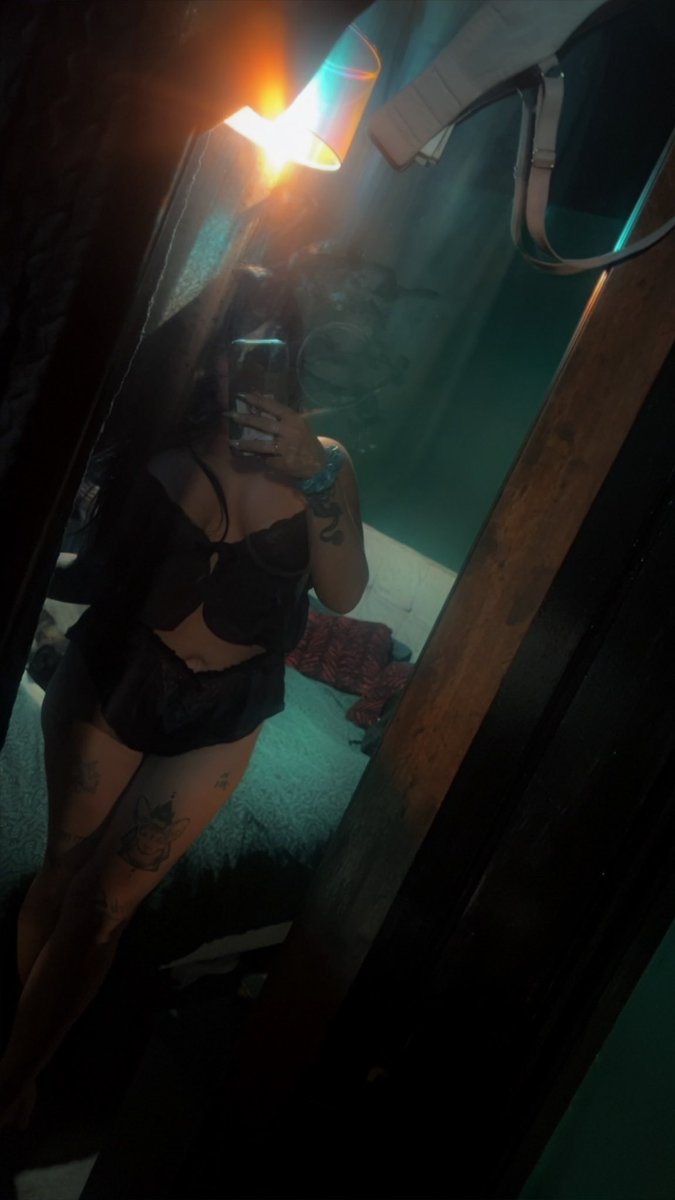 inkedemo's tweet photo. Who want to tuck me in and be my little spoon 😈
#milf #nsfwtwt #bop #linkinbio #goddess https://t.co/V9fYnIeFH5