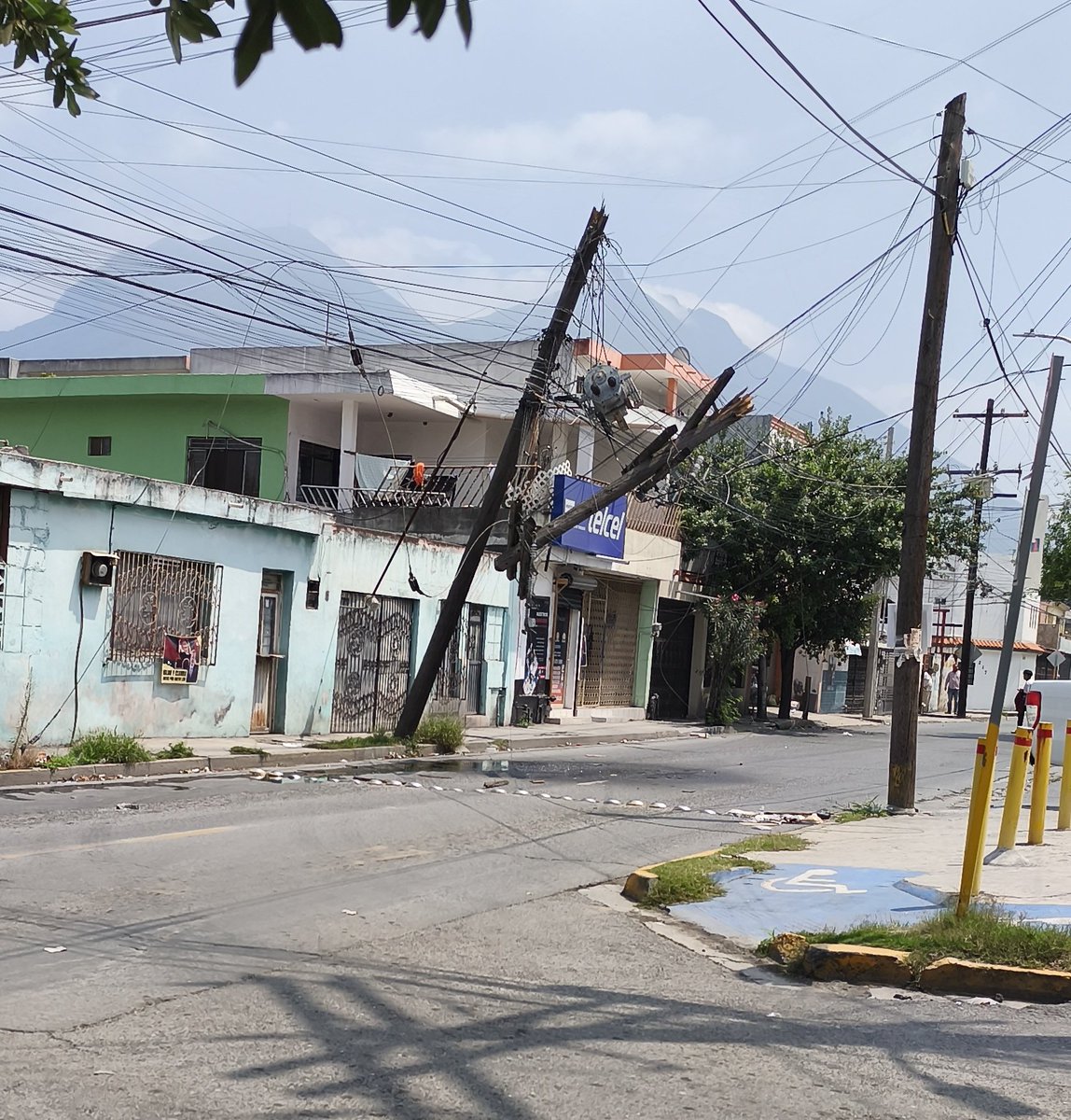 jauregui_84's tweet photo. @CFE_Contigo @PCGPE @PC_NuevoLeon @municipiodegpe  
Éste trailer de la farmacia Guadalajara derribó un poste sobre la avenida Cuauhtémoc entre Jiménez y Morelos en el centro de Guadalupe y nos dejó sin luz a gran parte de la zona. #sinluz #nuevoleon #guadalupe #trafico #mty https://t.co/sjqKjVIpoT