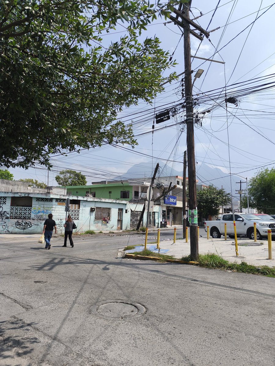 jauregui_84's tweet photo. @CFE_Contigo @PCGPE @PC_NuevoLeon @municipiodegpe  
Éste trailer de la farmacia Guadalajara derribó un poste sobre la avenida Cuauhtémoc entre Jiménez y Morelos en el centro de Guadalupe y nos dejó sin luz a gran parte de la zona. #sinluz #nuevoleon #guadalupe #trafico #mty https://t.co/sjqKjVIpoT