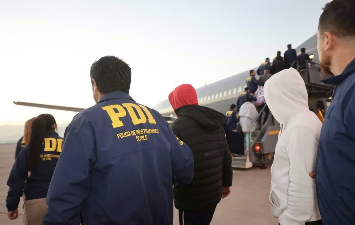 Matemáticamente … 
Vamos avanzando, pero aún estamos muy lejos de cumplir la promesa de expulsar a 300 mil migrantes. Hasta ahora han salido 40; es decir, todavía faltarían 299.960.
Si ese ritmo se mantiene, -40 expulsiones por semana-, se alcanzaría un total de 160 al mes y