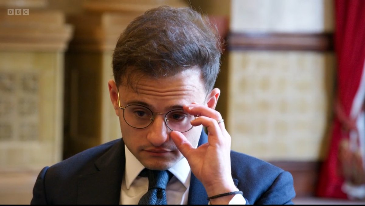 KingOfSunshine's tweet image. “It’s like when Lawrence is looking at his muscles…” #TheApprentice