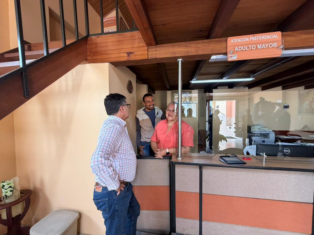 Supernotariado's tweet image. #Notariado | En su recorrido por el departamento del Cauca, nuestro superintendente, @ragudelos, visitó la Notaría Única del municipio de Rosas, con el propósito de seguir afianzando el trabajo entre equipos para brindar un servicio notarial más cercano para los colombianos 🇨🇴📄