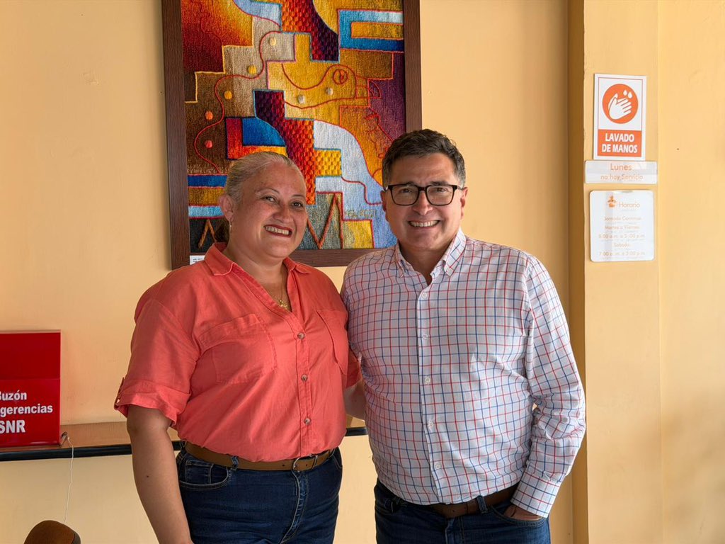 Supernotariado's tweet image. #Notariado | En su recorrido por el departamento del Cauca, nuestro superintendente, @ragudelos, visitó la Notaría Única del municipio de Rosas, con el propósito de seguir afianzando el trabajo entre equipos para brindar un servicio notarial más cercano para los colombianos 🇨🇴📄