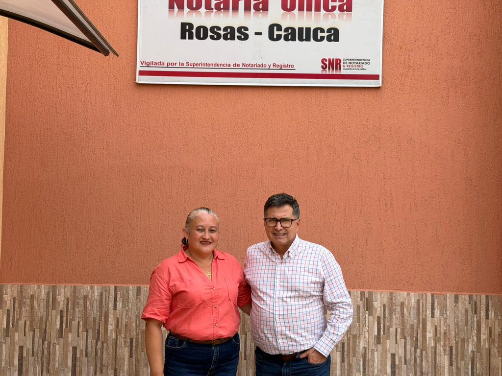Supernotariado's tweet image. #Notariado | En su recorrido por el departamento del Cauca, nuestro superintendente, @ragudelos, visitó la Notaría Única del municipio de Rosas, con el propósito de seguir afianzando el trabajo entre equipos para brindar un servicio notarial más cercano para los colombianos 🇨🇴📄