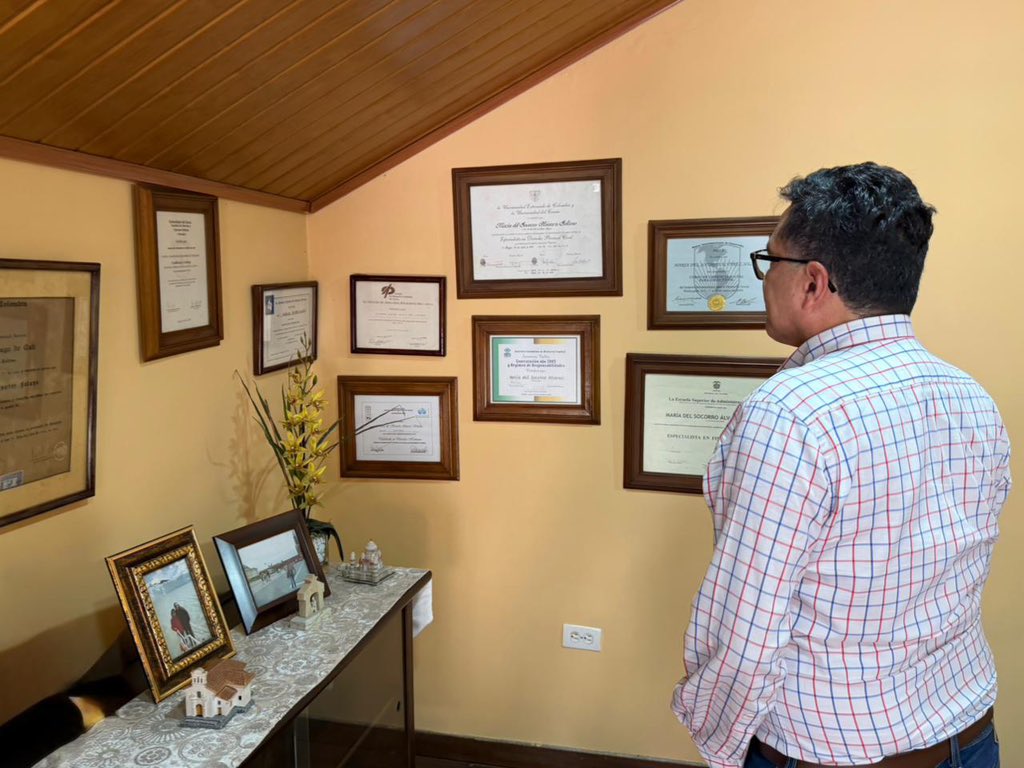Supernotariado's tweet image. #Notariado | En su recorrido por el departamento del Cauca, nuestro superintendente, @ragudelos, visitó la Notaría Única del municipio de Rosas, con el propósito de seguir afianzando el trabajo entre equipos para brindar un servicio notarial más cercano para los colombianos 🇨🇴📄