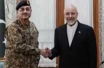 SepehriHamed's tweet photo. دیدار با یونیفرم رزمی حامل پیغامی نظامی میباشد و نشان از اعتماد به نفس دارنده یونیفورم میباشد. در طرف مقابل اگر یک نظامی(حتی بازنشسته) اگر با لباس عادی باشد ممکن است به ضعف و تسلیم تعبیر شود. 

خالیباف مردک مگه تو خلبان نیستی؟ چرا لباس نظامی ات رو نمیپوشی؟ 

سالها پیش حکومت بعثی عراق در دیدار کمال خرازی از بغداد همگی لباس نظامی بعثی ها را به تن داشتند و جمهوری اسلامی را تحقیر کردند.