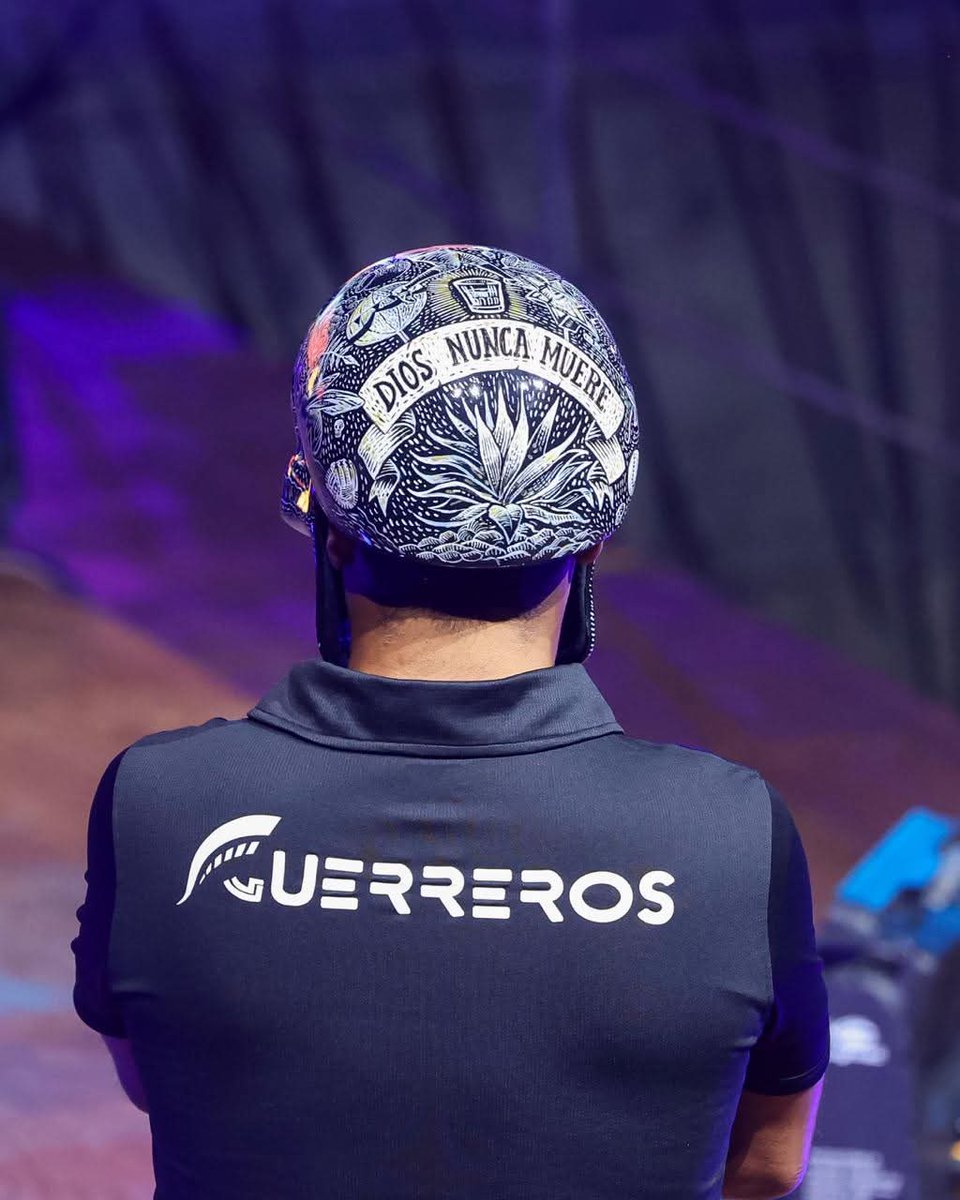 Dariomonero's tweet photo. El día de ayer tuvimos el gusto de presentar la nueva imagen del equipo @GuerrerosOax junto a los queridos artistas de Lapiztola y Ricardo Ángeles. Tuve el honor de diseñar la máscara con la que el equipo celebrará cada cuadrangular. ¡Que viva el beisbol! https://t.co/lrS2pKtqWA