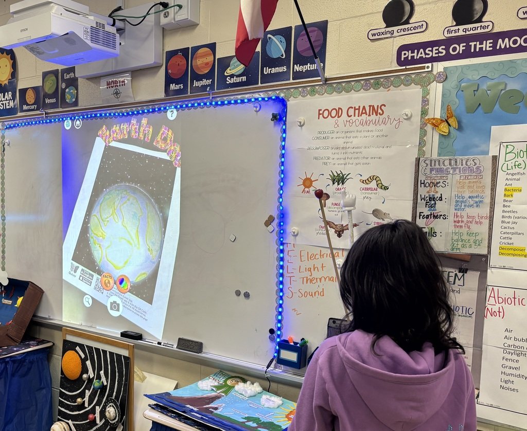 JCMartinESLISD's tweet photo. Mrs. Berrones-Vasquez 5th grade class participated in a fun and educational Earth Day activity utilizing the AR App, Quiver! Students learned about the origins of Earth Day, colored their own Earth Day pictures, then used the Quiver app to bring them to life! #KeepLaredoBeautiful https://t.co/ZaDMFlTK0k