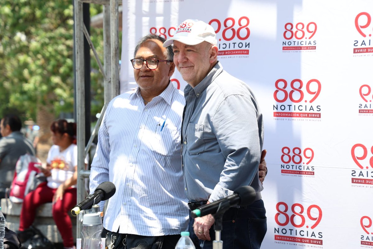 889Noticias's tweet image. .@inakimanero sigue transmitiendo desde la Glorieta de Insurgentes a través de @889Noticias.

Un ciudadano informado informando y también cercano a la gente.

Aún queda tiempo, ¡te esperamos!

Sintoniza bit.ly/889NoticiasFM

#DFT