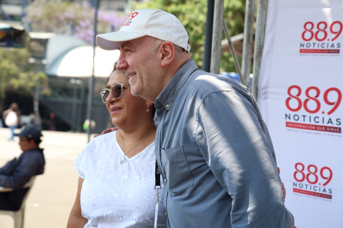 889Noticias's tweet image. .@inakimanero sigue transmitiendo desde la Glorieta de Insurgentes a través de @889Noticias.

Un ciudadano informado informando y también cercano a la gente.

Aún queda tiempo, ¡te esperamos!

Sintoniza bit.ly/889NoticiasFM

#DFT