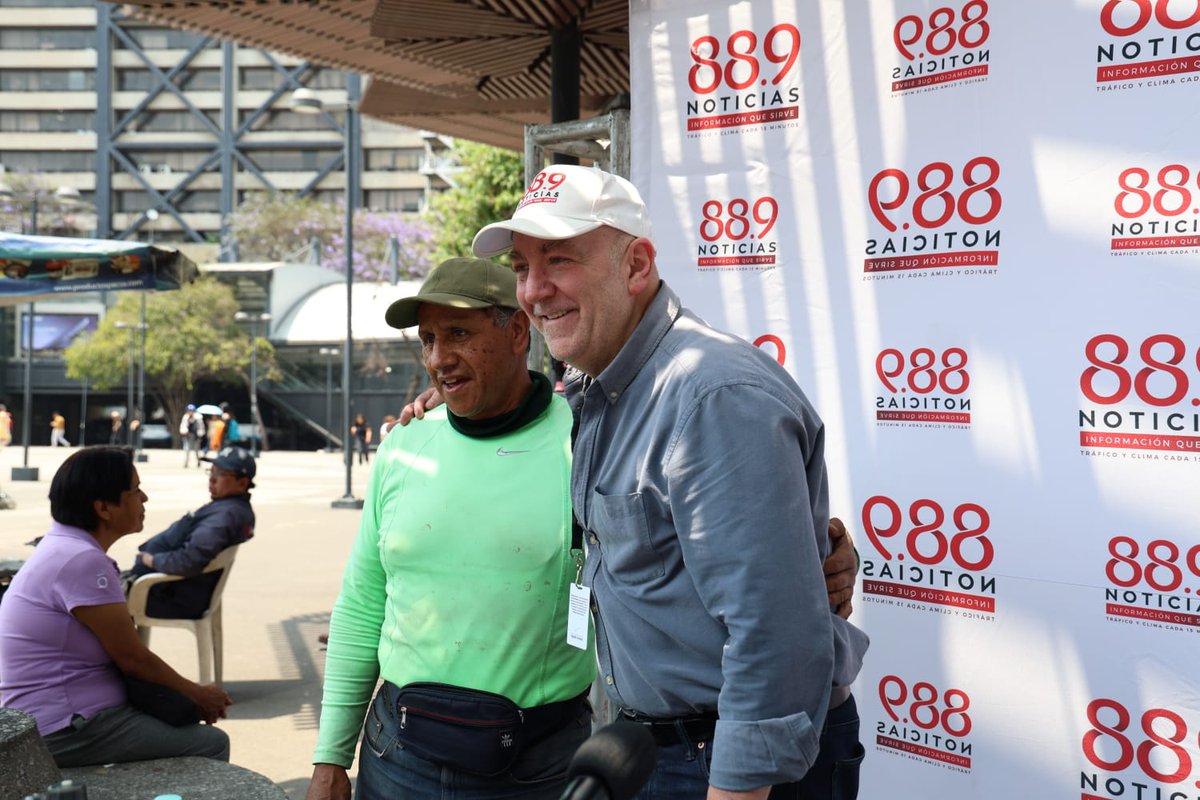 889Noticias's tweet image. .@inakimanero sigue transmitiendo desde la Glorieta de Insurgentes a través de @889Noticias.

Un ciudadano informado informando y también cercano a la gente.

Aún queda tiempo, ¡te esperamos!

Sintoniza bit.ly/889NoticiasFM

#DFT
