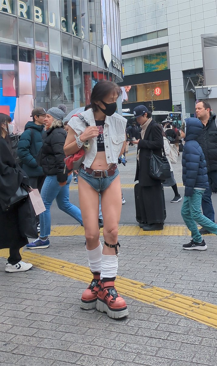 kanaken_running's tweet photo. 「カッコいいね‼️」って言われて、一瞬置いて「靴だけ‼️」って、よく言われる😱
だけどこのNewRockの厚底スニーカーお気に入りだから、そういう言い方でも素直に嬉しい✨
#2026年2月7日 #真冬 #極寒 #NewRock #platformshoes #厚底 #自由なファッション #笑われる覚悟 #cool_and_active https://t.co/hJn55N7Lgq