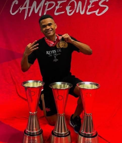 Ian Lawrence tiene más titulos internacionales con la Liga que Mariano con Saprissa