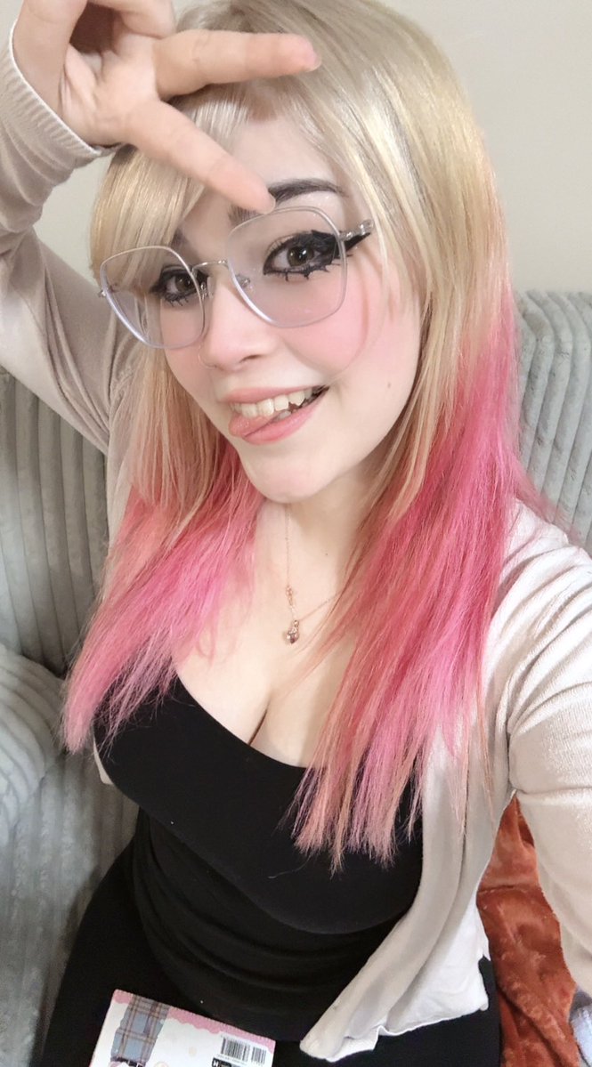 Zombie_Doll__'s tweet image. New hair!!

(Smiling with my teeth feels silly)

#hair #MyDressUpDarling