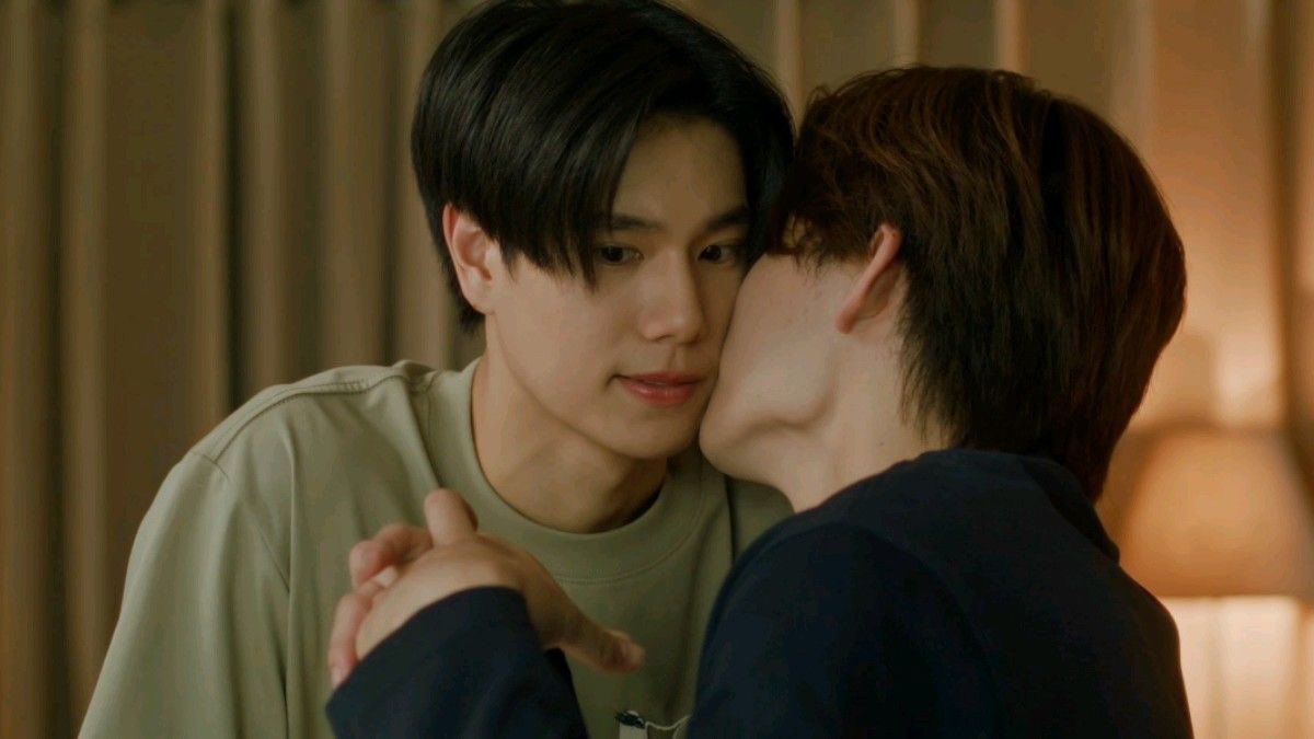 theepeachess's tweet photo. kissing his omega soft cheek every universe https://t.co/wxbn2HbjI0