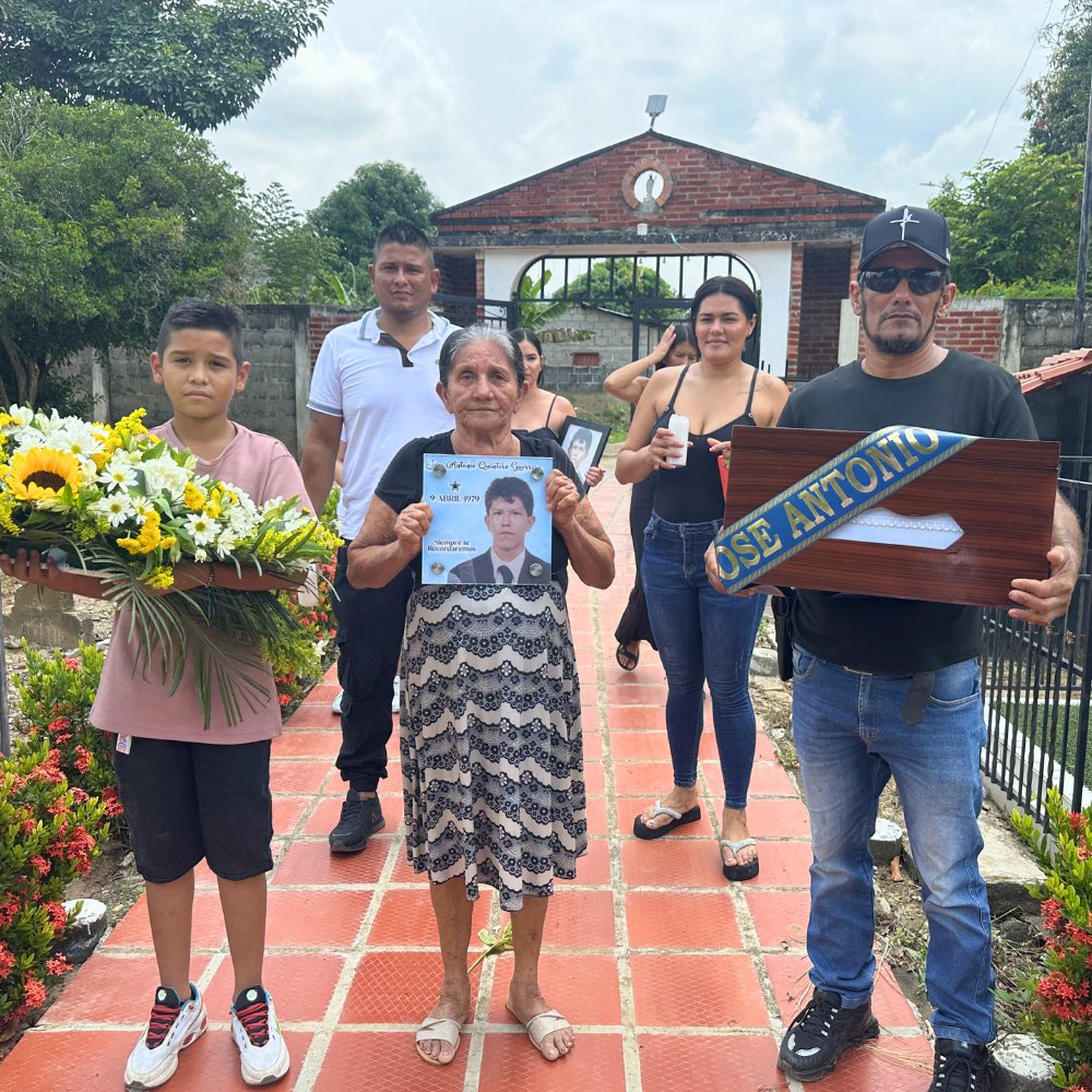 UBPDcolombia's tweet photo. En La Gloria, la #UBPDCesar realizó la entrega digna de José Antonio Quintero, dado por desaparecido en el año 1999. José Antonio falleció en zona rural de Santander en el 2000, en medio de combates de la Operación Berlín, y permaneció en el Cementerio Municipal de Bucaramanga. https://t.co/LgqOtEVtyC