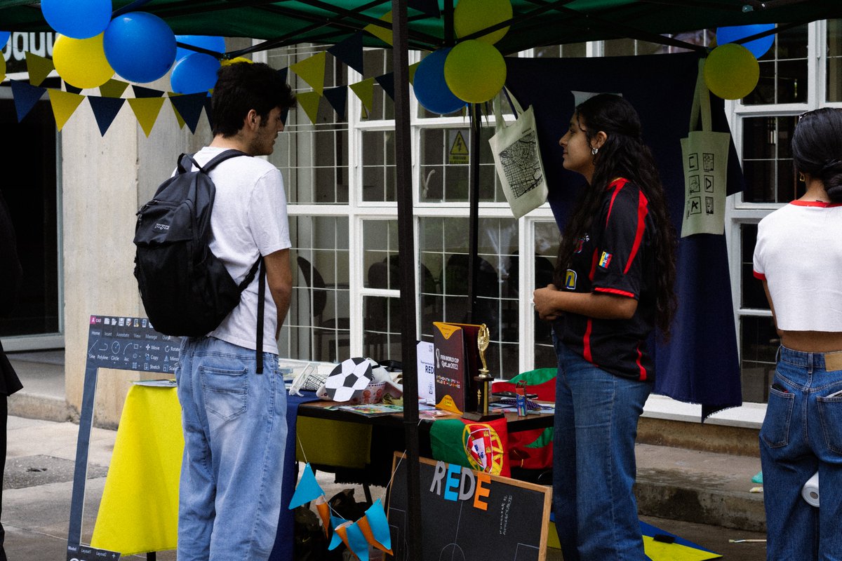 enlaucab's tweet photo. Este jueves #16abr se inició la Feria de Agrupaciones correspondientes al semestre marzo-julio 2026⚽

Organizada por la Dirección de Desarrollo Estudiantil [@vidaucab], esta jornada de dos días busca que los #ucabistas conozcan las oportunidades de vivir su vida universitaria en alguno los 30 grupos juveniles que realizan actividades deportivas, culturales, académicas y de voluntariado.

A través de una temática mundialista, se invita a los estudiantes de la #UCAB a enriquecer su formación y vivan la experiencia universitaria más allá del aula de clases🐝