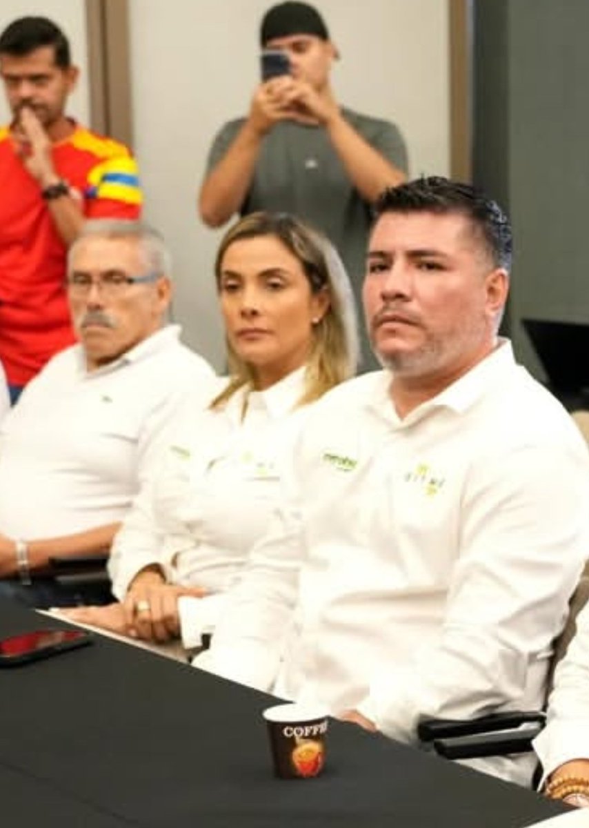 lavozcomunera's tweet photo. Esta es la apuesta para "seguir"  con el desfalco d @Metrolinea  estan listos los contratos para los mismos d siempre. @AreaMetroBga @28132352_maria @CaracolBga @ceciliapastr @Ceflorezayala @Denunciandoan23 @mararduran @IngjrRodrigo @JorgeAndresRM @VillanueAle viene adjudicación https://t.co/SsCSPOS4WB