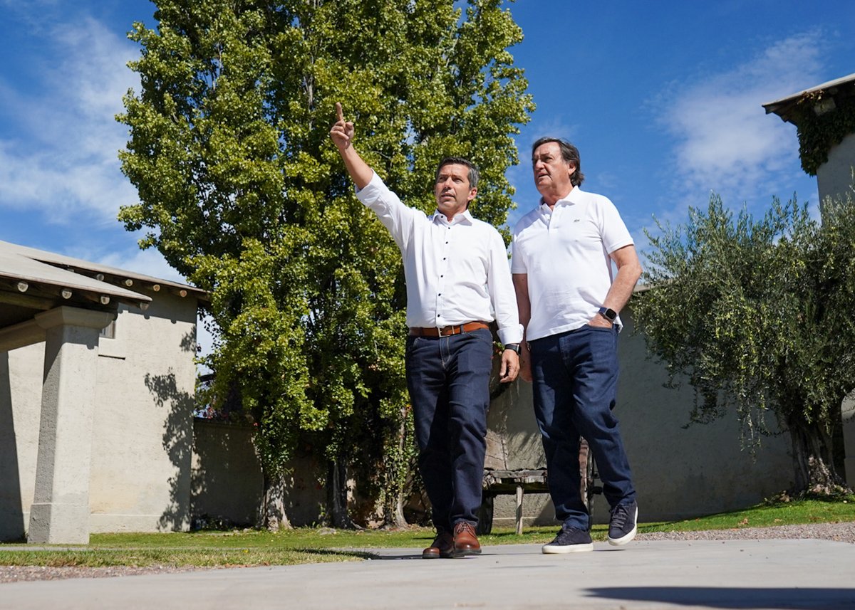 petilombardi's tweet photo. Gracias a Carlos Pulenta y a Bodega Vistalba por recibirnos.

El vino mendocino no es solo un producto, es nuestra identidad de origen compitiendo en los mercados premium del mundo. Y eso posiciona a  la provincia en el mapa global de inversiones. 👇🏼 https://t.co/4ZieldSeG3
