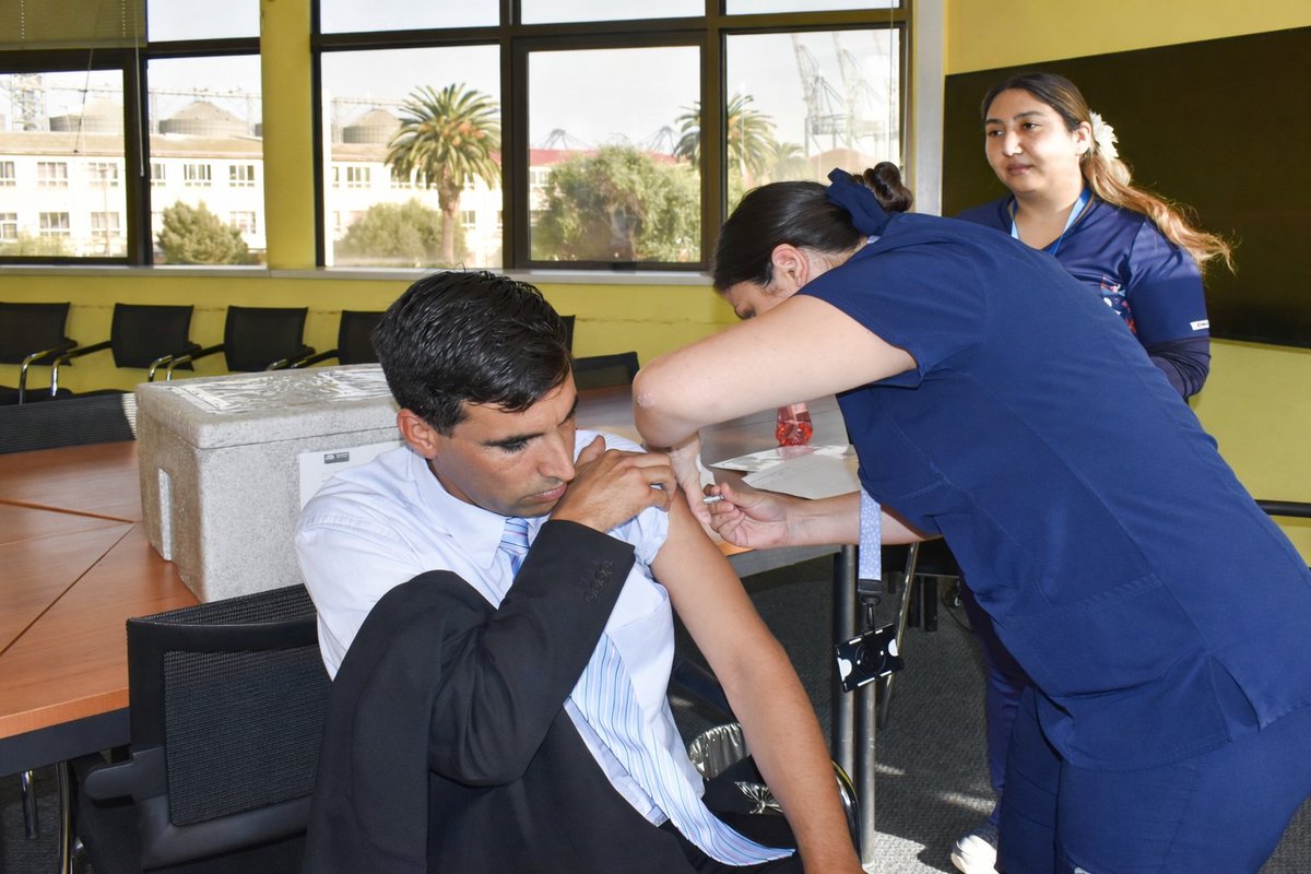 NuevoHCVoficial's tweet image. 💉Con el fin de proteger a nuestra comunidad durante esta campaña de #invierno, el @NuevoHCVoficial  realizó un operativo de vacunación contra la #influenza en la @DPPSanAntonio, en el cual participó la delegada Soledad Loyola Vera.