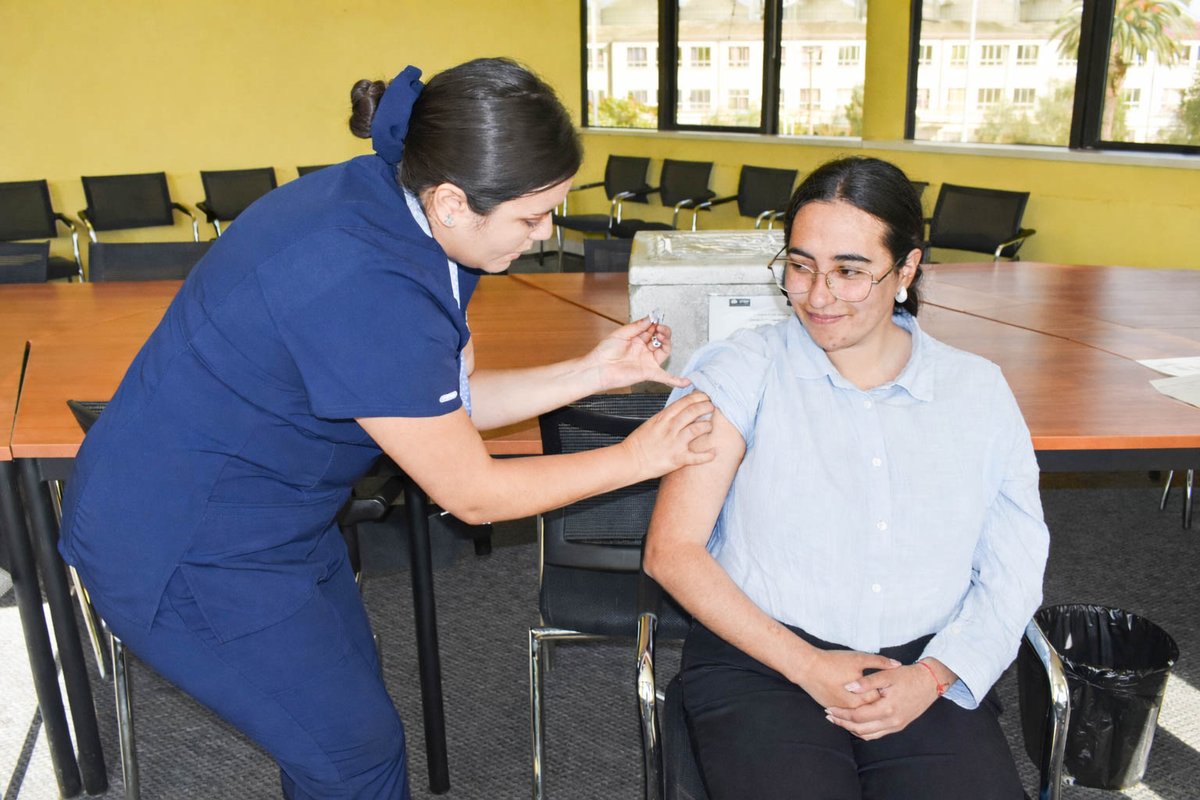 NuevoHCVoficial's tweet image. 💉Con el fin de proteger a nuestra comunidad durante esta campaña de #invierno, el @NuevoHCVoficial  realizó un operativo de vacunación contra la #influenza en la @DPPSanAntonio, en el cual participó la delegada Soledad Loyola Vera.