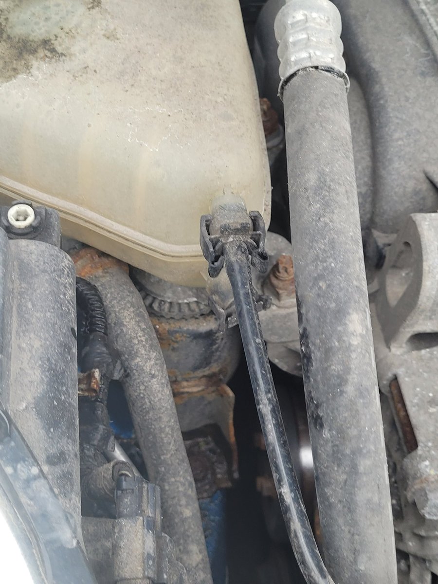 Mangle2000TTV's tweet photo. Ok so issue I'm stranded, with nothing to my name,  and a coolant leak,  and i don't know what to do https://t.co/XjoWeG0dBJ