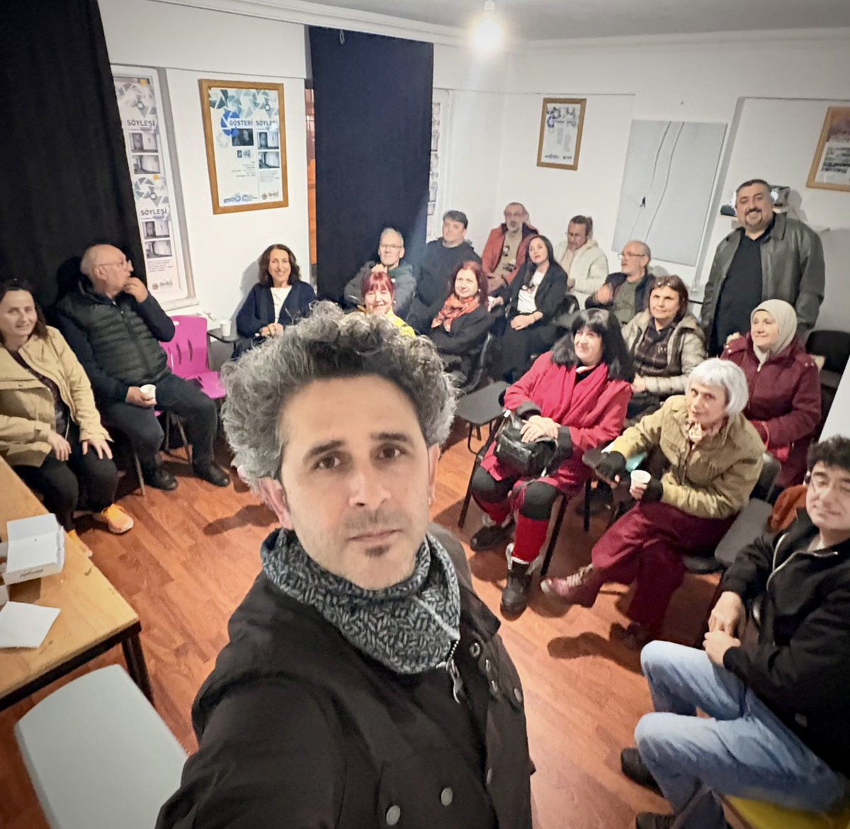 ata_fod's tweet photo. SERHAT KIR – Görüntünün Kırılması

Görüntünün sınırlarını birlikte sorguladığımız bu akşamda bizimle olan herkese teşekkürler.Fotoğrafın sadece gösteren değil;saklayan, dönüştüren ve yeniden kuran bir dil olduğunu birlikte deneyimledik.Katkı sunan ve katılan herkese teşekkürler. https://t.co/TCq3e6FyLo