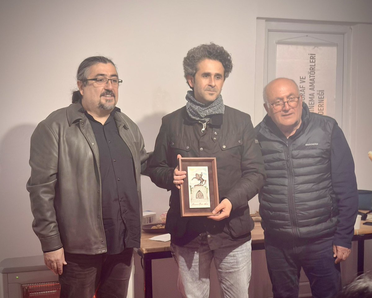ata_fod's tweet photo. SERHAT KIR – Görüntünün Kırılması

Görüntünün sınırlarını birlikte sorguladığımız bu akşamda bizimle olan herkese teşekkürler.Fotoğrafın sadece gösteren değil;saklayan, dönüştüren ve yeniden kuran bir dil olduğunu birlikte deneyimledik.Katkı sunan ve katılan herkese teşekkürler. https://t.co/TCq3e6FyLo